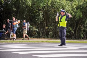 policjanci ruchu drogowego kierują ruchem