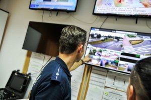 policjanci w sztabie prowadzą monitoring