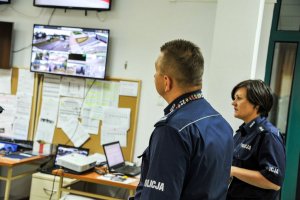 policjanci w sztabie prowadzą monitoring