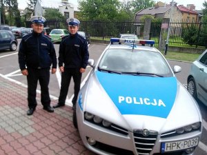 Policjanci przy radiowozie