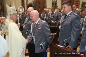 Komendant Główny Policji wita się z biskupem