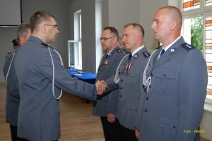 Pierwszy Zastępca Komendanta Głównego Policji insp. Andrzej Szymczyk odznacza policjantów