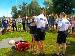 policjanci objaśniają uczestnikom obozu zasady użycia sprzętu ratunkowego