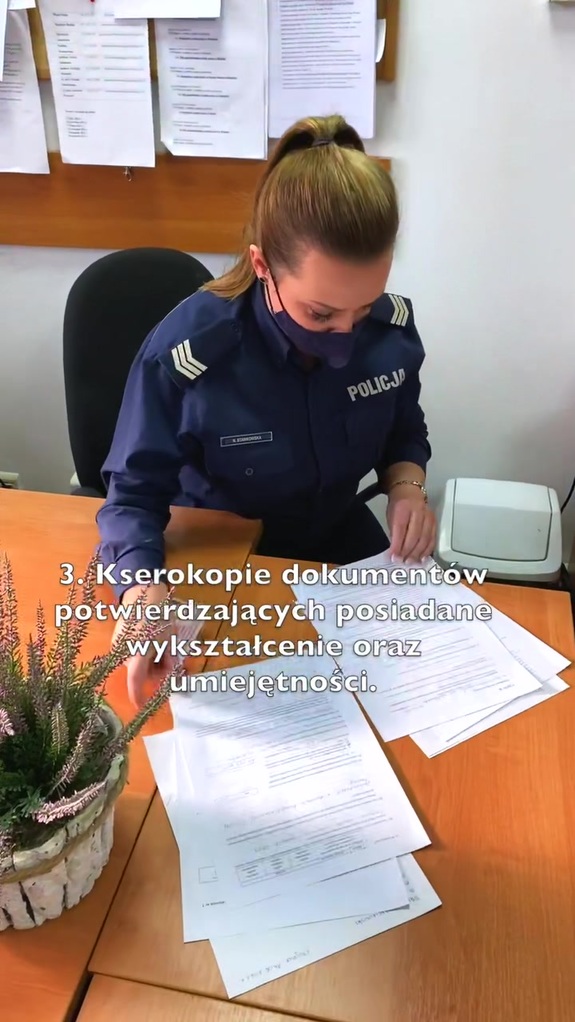 Policjantka pracuje z dokumentami.