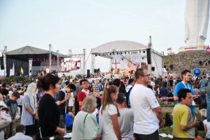 pielgrzymi zgromadzeni pod sceną
