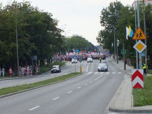 policja zabezpiecza przejście pielgrzymów przez miasto