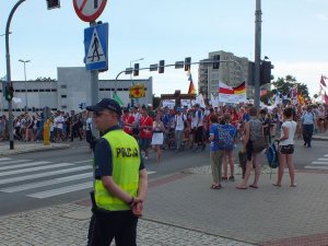 policja zabezpiecza przejście pielgrzymów przez miasto