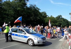 policja zabezpiecza przejście pielgrzymów przez miasto