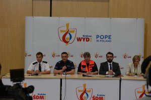 przedstawiciele służb na konferencji prasowej