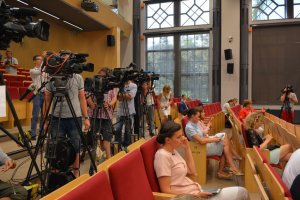 przedstawiciele służb na konferencji prasowej