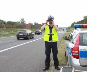 Policjant ruchu drogowego kontrolujący prędkość