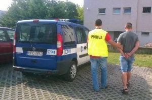 policjant prowadzi zatrzymanego