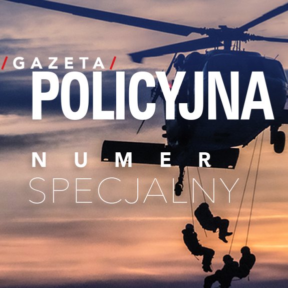 Policjanci desantowani na linach z policyjnego śmigłowca.