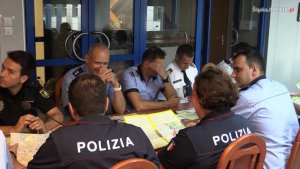 Policjanci z kilku krajów Europy pomagają pielgrzymom