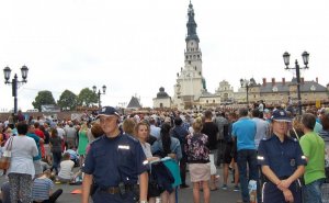 policjanci podczas zabezpieczenia mszy