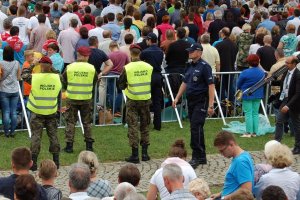 policjanci i żołnierze podczas zabezpieczenia mszy