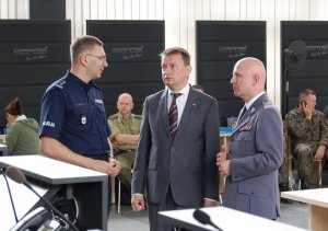 Minister Spraw Wewnętrznych i Administracji Mariusz Błaszczak, Komendant Główny Policji nadinsp.dr Jarosław Szymczyk oraz I Zastępca Komendanta Głównego Policji insp. Andrzej Szymczyk w Centrum Operacyjnym częstochowskiej komendy,