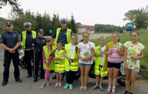 pamiątkowe zdjęcie dzieci z policjantami