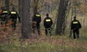 policjanci w lesie
