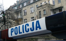 napis policja na dachu radiowozu