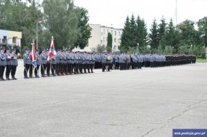 Zgromadzeni na uroczystości  funkcjonariusze i poczty sztandarowe