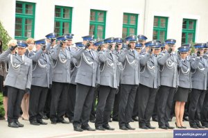 oficerowie salutują