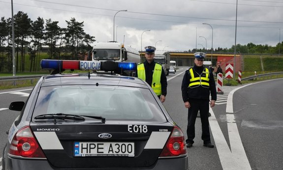 policjanci ruchu drogowego na drodze