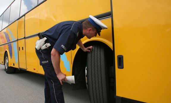 policjant kontrolujący autokar