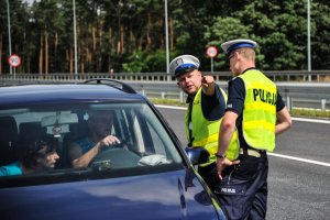 policjanci ruchu drogowego podczas rozmowy z podróżnymi