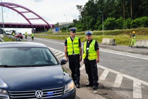 policjanci na remontowanym odcinku drogim