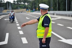 policjant podczas zatrzymywania motocykla do kontroli