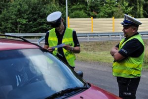 policjanci podczas kontroli drogowej