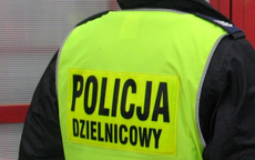 plecy policjanta, na kamizelce napis &quot;Policja Dzielnicowy&quot;