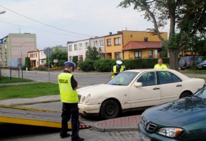 policjanci sporządzają dokumentację z miejsca zdarzenia