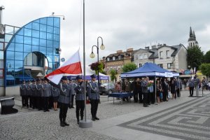 Uroczystości Święta Policji w Augustowie -  wciągnięcie na maszt flagi państwowej