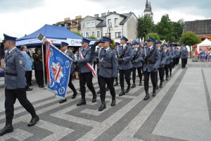 Uroczystość Święta Policji w Augustowie - przemarsz komani honorowej i sztandaru