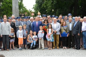 Uroczystość Święta Policji w Augustowie - pamiątkowe zdjęcie