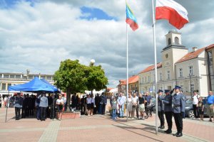 Obchody Święta Policji w Łomży - zawieszenie flagi państwowej