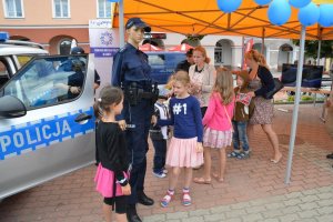Obchody Święta Policji w Łomży - dzieci na stoisku policyjnym