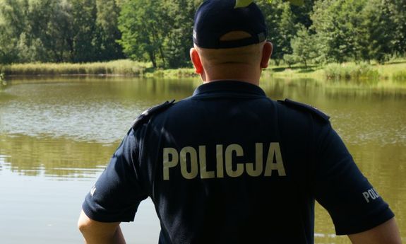 policjant nad jeziorem