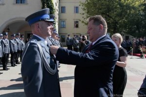 Sekretarz Stanu w MSWiA Jarosław Zieliński wręcza medale