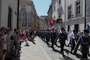 przemarsz policjantów podwawelskimi ulicami