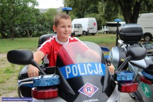 Dolnośląskie obchody Święta Policji - chłopiec na policyjnym motocyklu