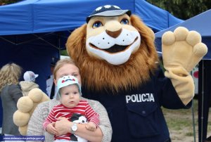 Dolnośląskie obchody Święta Policji - zdjęcie z policyjną maskotką