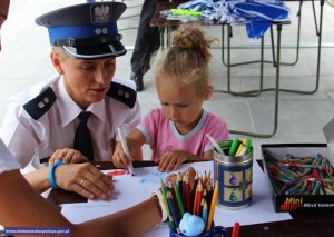 Dolnośląskie obchody Święta Policji - policjantka z dzieckiem