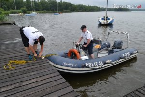 policjanci cumują łódź