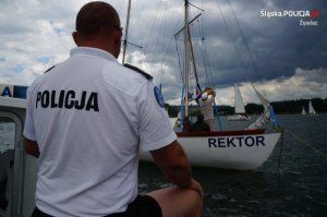 policjanci kontrolują jednostkę pływającą