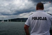 policjant patroluje jezioro