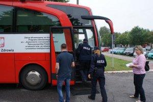 policjanci wchodzący do autokaru