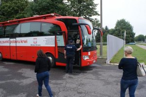 policjanci wchodzący do autokaru